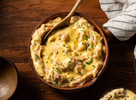 SOUTHERN GARLIC MASH POTATOES & CHEESE SAUCE